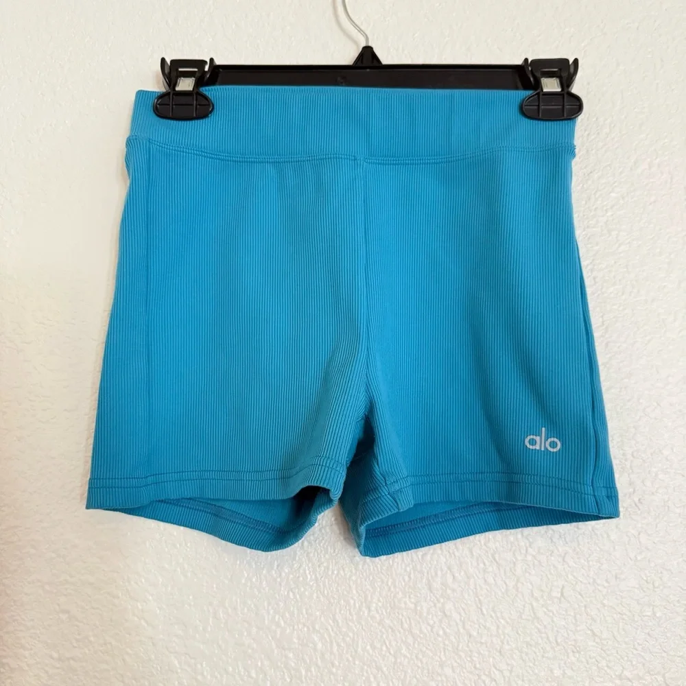 ALO yoga goddess ribbed high waist hot shorts - Picture 2 of 7